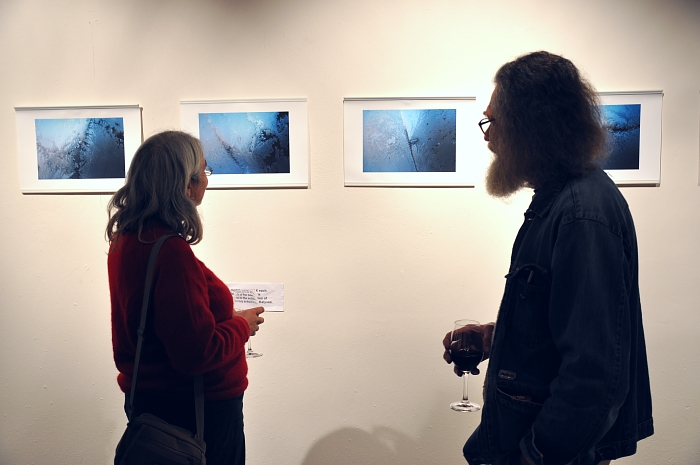 DSC_4730 small Hannu exhibition with visitor.jpg - 196005 Bytes